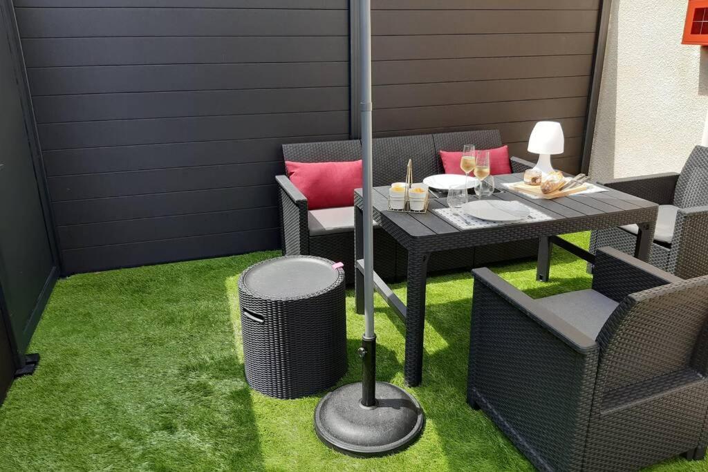 Appartement Renove Le New-York En Centre Ville - Terrasse Et Parking - Non Climatise La Roche-Chalais Εξωτερικό φωτογραφία